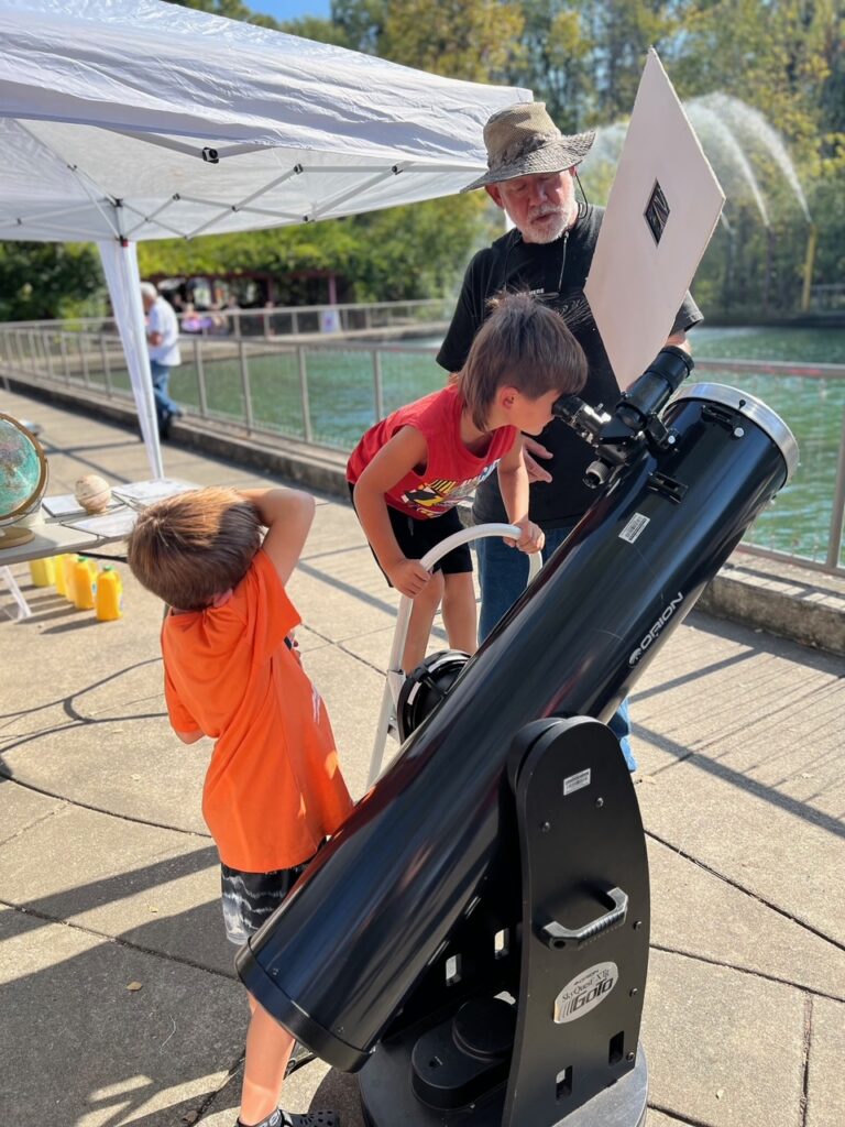 Chuck showing some eager young astronomers sunspots on the Sun.